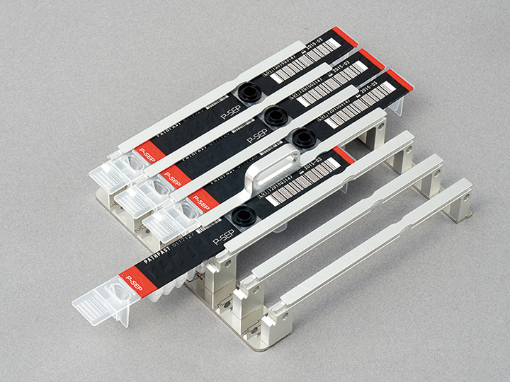 ラックに挿入し検体を分注